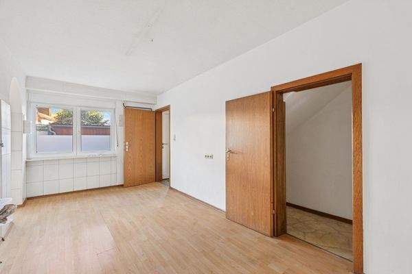 Küche im Erdgeschoss mit Speisekammer