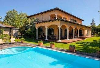 Poolanlage und Terrasse
