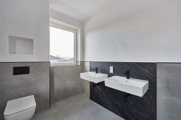 Dusche mit modernen großen Fliesen