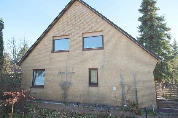 Solider Klinkergiebelmit Außenjalousien DG-Wohnung