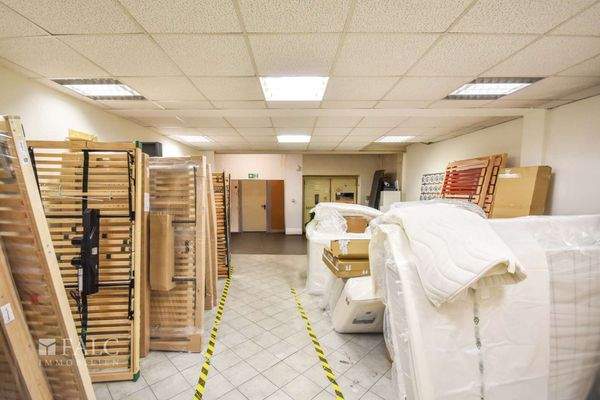 Großer Lagerraum im EG