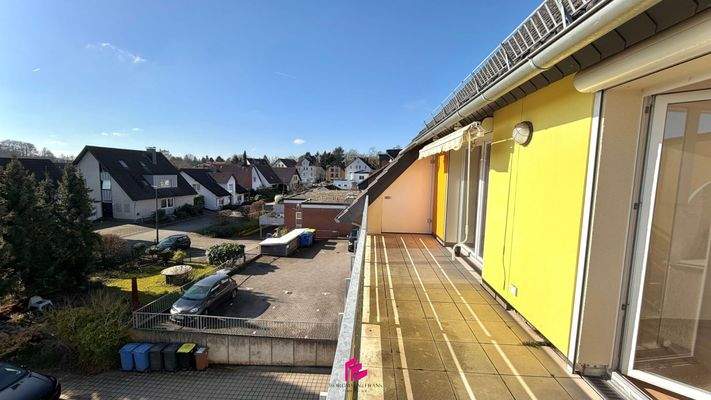 Helles WG-Zimmer mit Balkon