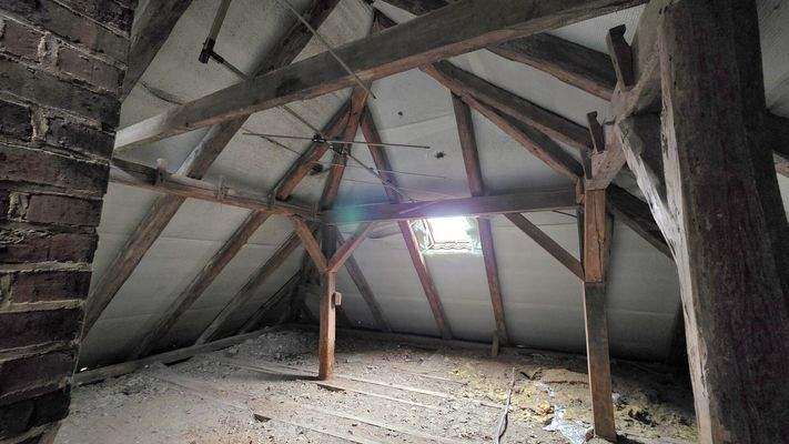 Dachboden mit Blick aufs  Fachwerk