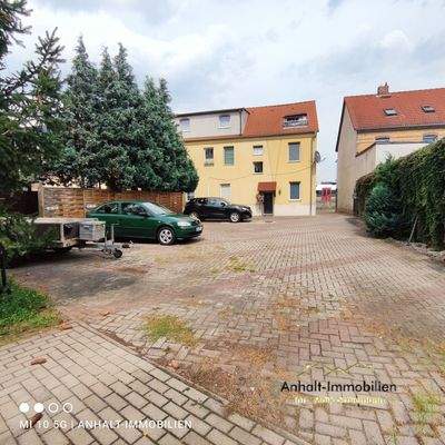 Hof mit Stellplätzen