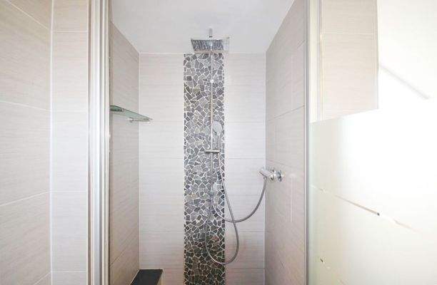 Badezimmer/Regendusche (DG)