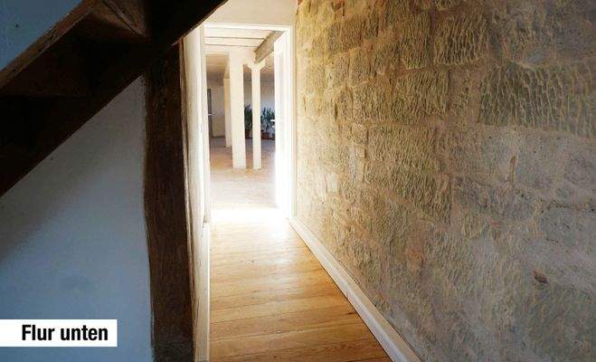 wunderschöne Natursteinwand im EG