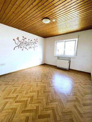 Tageslicht-Badezimmer mit Waschmaschinenanschluss