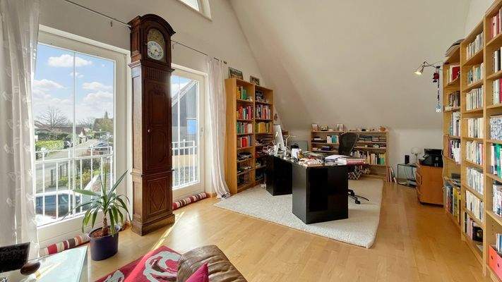 Großes Zimmer im Dachgeschoss mit zwei französischen Balkonen