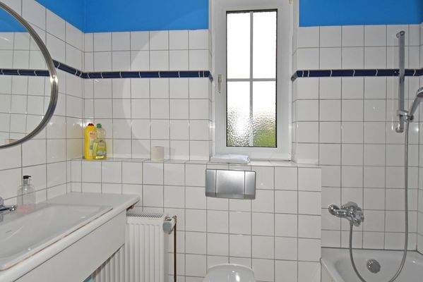 Gäste-WC mit Badewanne im EG