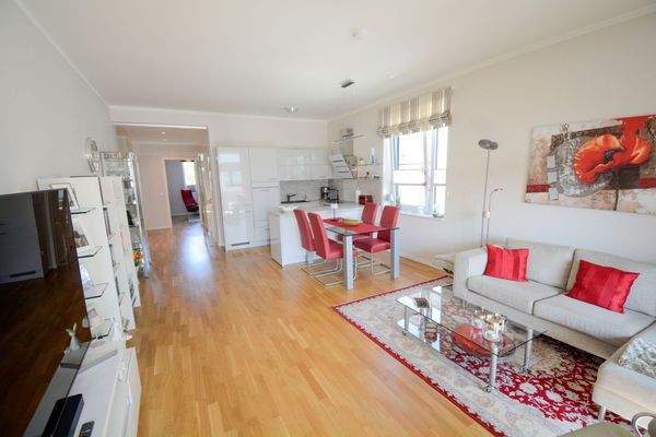 Wohn-/Esszimmer mit Loggiazugang