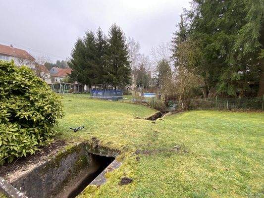 Bachlauf führt durch das Grundstück