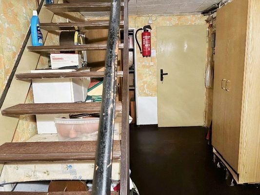 Keller-Flur mit Treppe zum EG.jpg