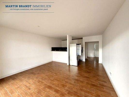 Wohnzimmer mit Einbauküche