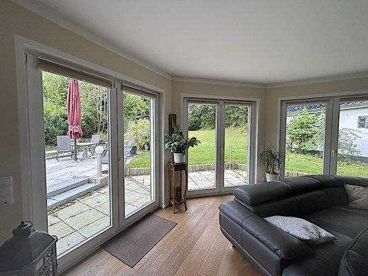 Wohnzimmer mit Gang zur Terrasse