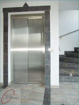 Treppenhaus, Fahrstuhl.JPG