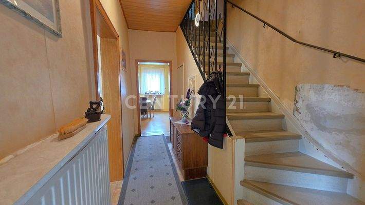 Flur - Treppenhaus im Erdgeschoss 