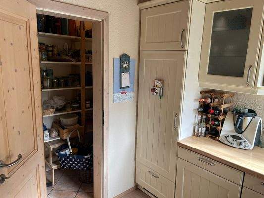 Küche mit Zugang zur Speis