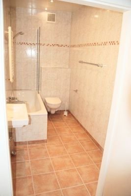9 Badezimmer (wurde erneuert)