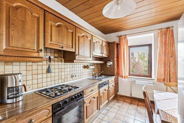 Integrierte Einbauküche im Erdgeschoss und Zugang Innenhof & Garten