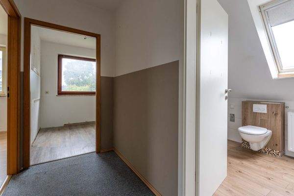 Blick ins Bad und Küche DG