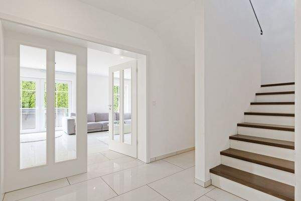 Zugang Wohnzimmer / Aufgang ins Obergeschoss