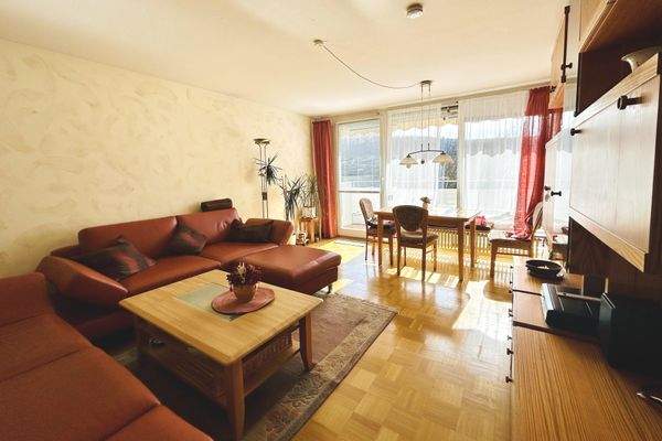 Wohn-Esszimmer m. sonnigem Balkon