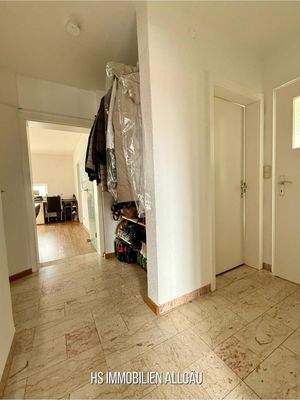 Flur mit Blick auf Badzimmer und Essbereich