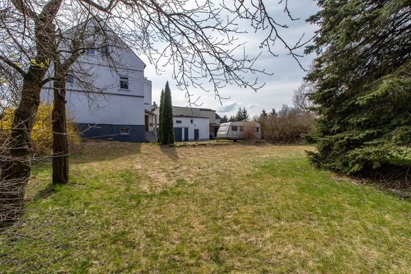2025-3353-Blick aus dem Garten zum Haus