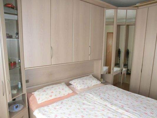 5b Einbaumöbel im Schlafzi..JPG