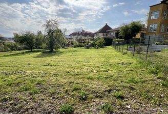 Straßenfront auf Bauplatz