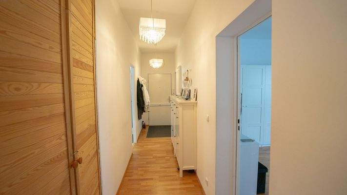 Flur mit Abstellkammer und Waschmaschinenanschluss