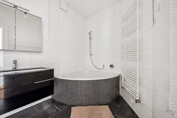 Modernes Badezimmer mit Badewanne