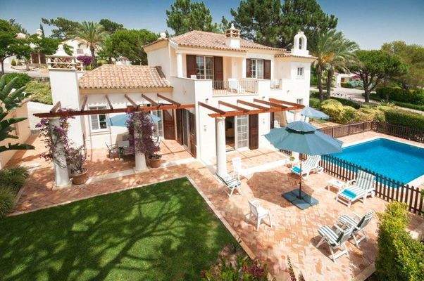 Gesamtansicht mit Pool