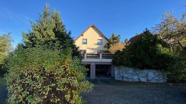 Vorderseite mit Doppelgarage