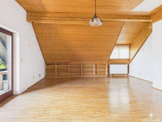 großes Zimmer im 1. Stock