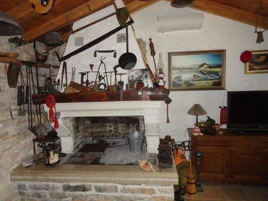 Ein zauberhafter Kamin schmückt das erste Haus