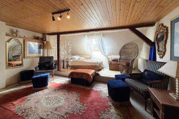 großes Zimmer mit historischen Fachwerkelementen