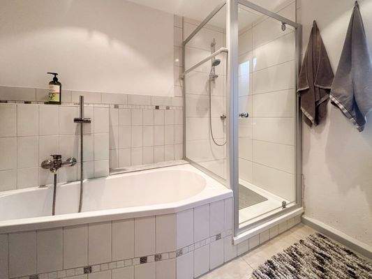 Modernes Badezimmer im 1. Obergeschoss