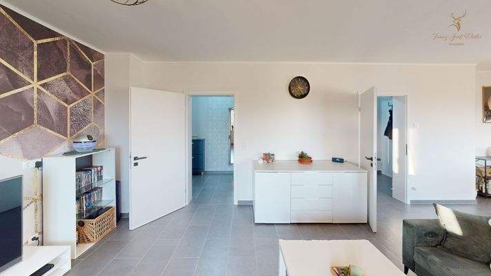 großes helles Wohnzimmer