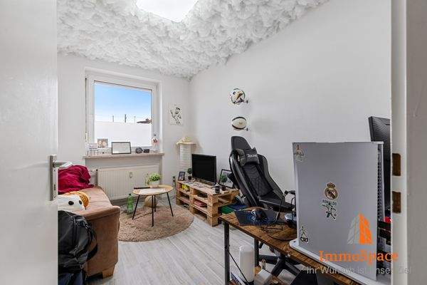 Blick in ein Kinder- oder Arbeitszimmer