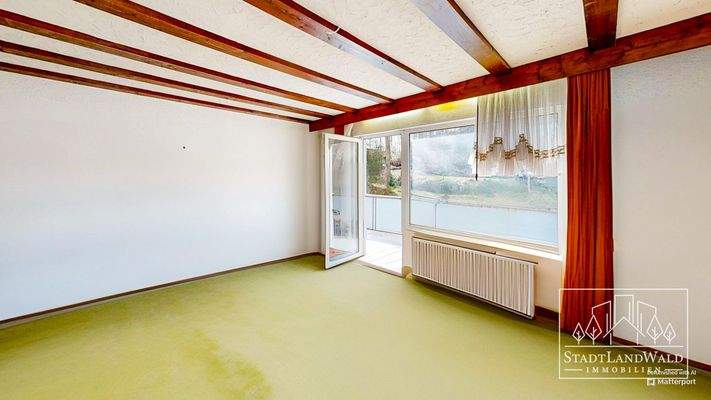 Wohnzimmer ohne Möbel (digital entfernt)