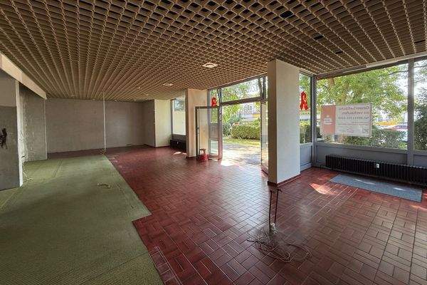 Ladenfläche mit großer Schaufensterfront