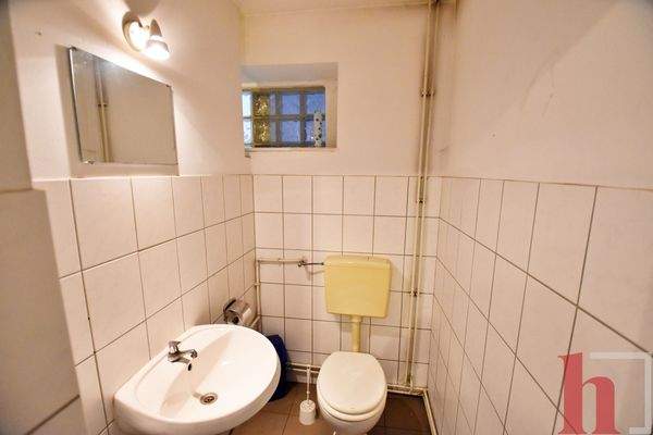 Kleines WC mit Waschbecken