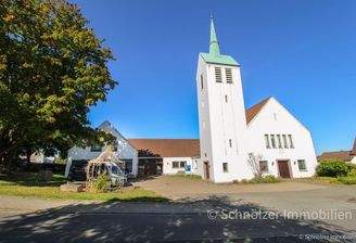 vordere Ansicht der Kirche + Pfarrhaus