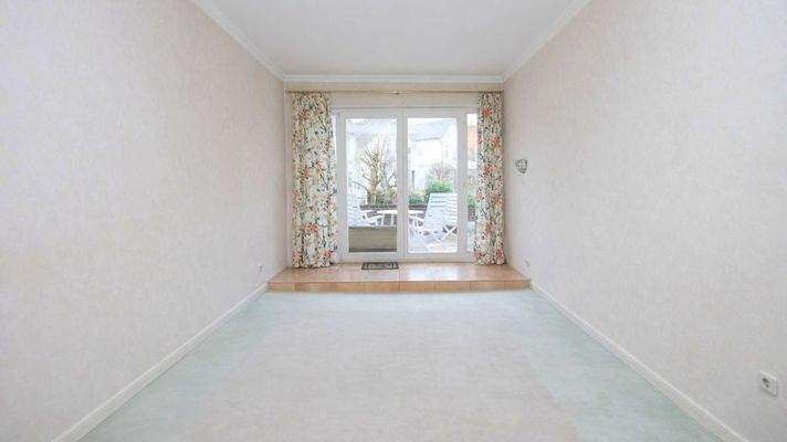 Esszimmer mit Balkonzugang - Hochparterre-Wohnung (KI bearbeitet)