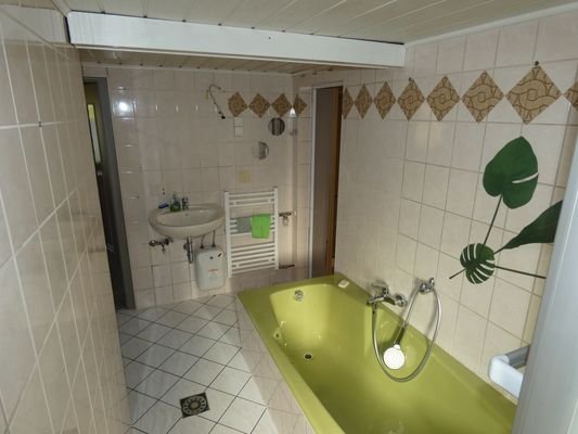EG - Bad mit Wanne, Dusche, WC 