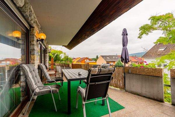 Überdachter Balkon mit Weitblick