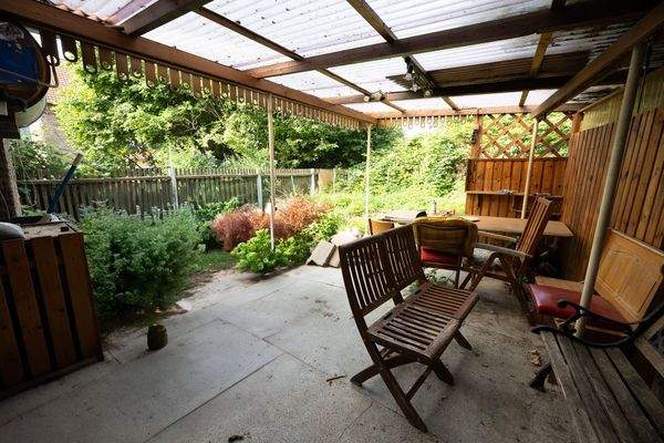 Überdachte Terrasse mit Garten