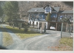 Haus hinter Durchfahrt