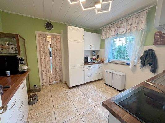 praktische, helle Küche mit Fliesenboden